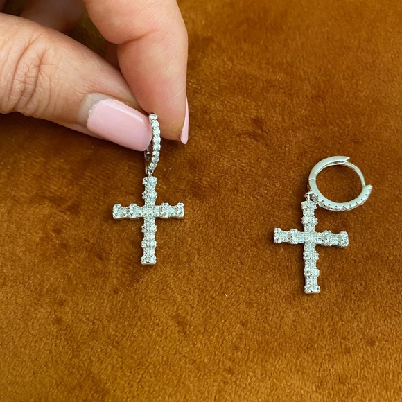 🌸special 🌸 NWT sterling silver cross earring - Picture 3 of 3